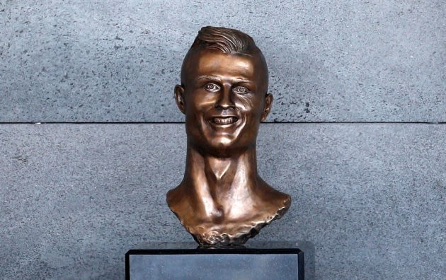 la statue en bronze ratée de cristiano ronaldo